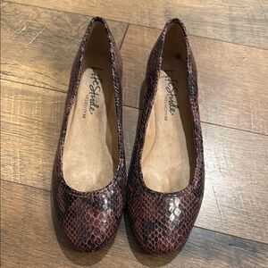 Life Stride Women's Brown Snake Print Flats